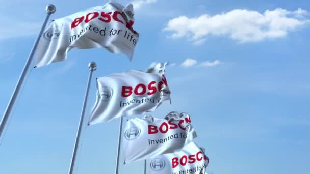 Vlající vlajky s logem Bosch proti obloze, bezešvé smyčka. 4 k redakční animace — Stock video