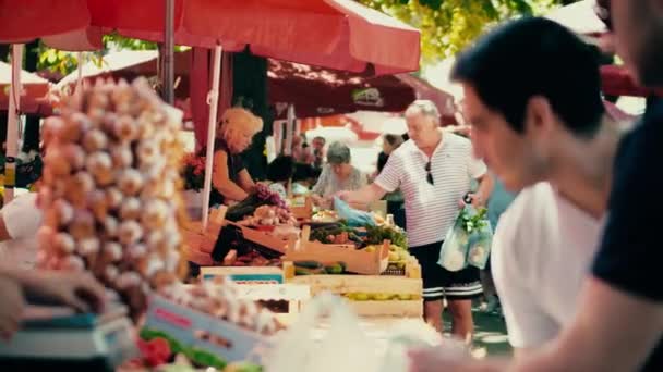 PULA, CROÁCIA - 4 de agosto de 2017. Pessoas que compram legumes frescos no mercado local — Vídeo de Stock