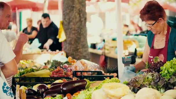 PULA, CROACIA - 4 de agosto de 2017. Vendedor y cliente en el mercado de agricultores locales — Vídeos de Stock