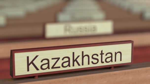 Letrero de nombre de Kazajstán entre diferentes países placas en la organización internacional. Renderizado 3D — Vídeos de Stock