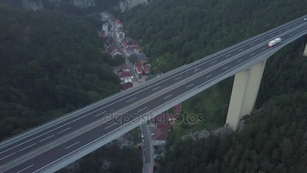 ภาพถ่ายทางอากาศของสะพานทางหลวงออสเตรียเหนือเมืองเล็ก ๆ ในตอนเย็น — วีดีโอสต็อก