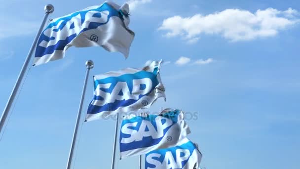 Ondeando banderas con el logotipo de SAP contra el cielo, lazo sin costuras. Animación editorial 4K — Vídeo de stock