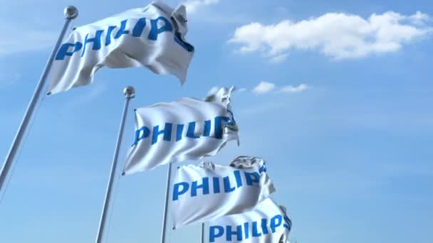 Ondeando banderas con el logotipo de Philips contra el cielo, lazo sin costuras. Animación editorial 4K — Vídeos de Stock