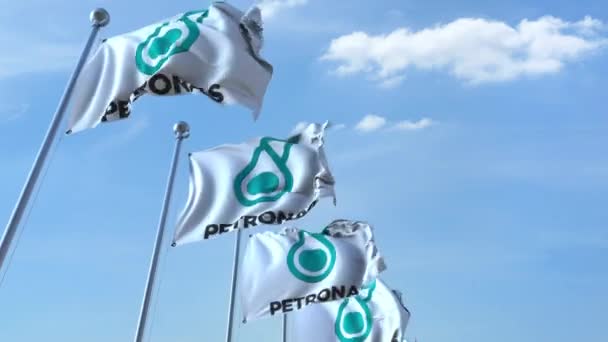 Ondeando banderas con el logotipo de Petronas contra el cielo, lazo sin costuras. Animación editorial 4K — Vídeos de Stock