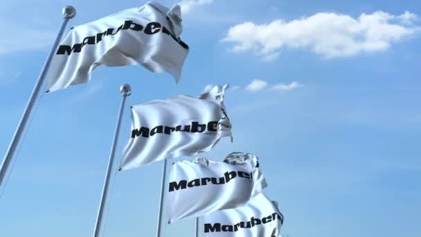 Vlající vlajky s logem Marubeni proti obloze, bezešvé smyčka. 4 k redakční animace — Stock video