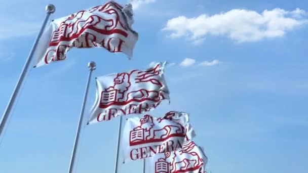 Ondeando banderas con el logotipo de Generali contra el cielo, lazo sin costuras. Animación editorial 4K — Vídeos de Stock