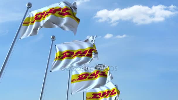 Размахивание флагами с логотипом DHL против неба, бесшовный цикл. Редакция 4K — стоковое видео