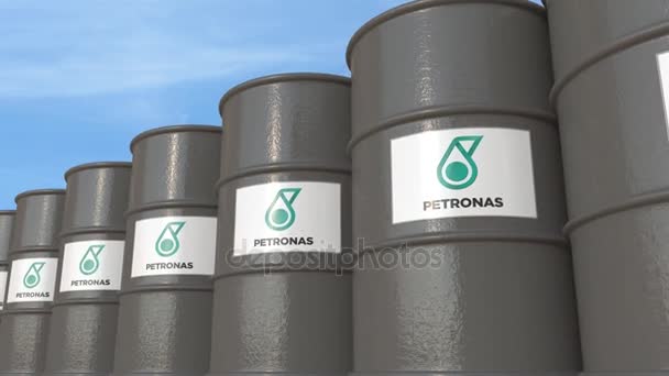 Reihe von Metallfässern mit Petronas-Logo gegen den Himmel, nahtlose Schlaufe. 4k redaktionelle Animation — Stockvideo