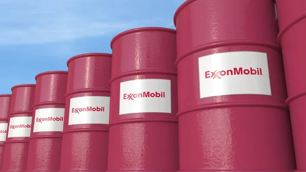 Satır metal Exxonmobil şirket logosu gökyüzü, editoryal karşı 3d render varil. — Stok fotoğraf