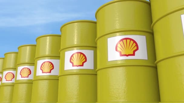 Rangée de barils métalliques avec logo Royal Dutch Shell contre le ciel, boucle transparente. Animation éditoriale 4K — Video