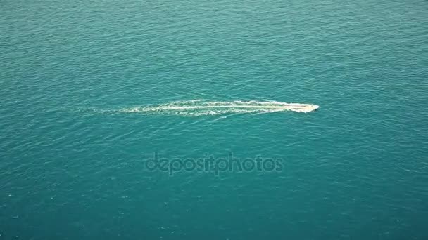Flygfoto över en fortkörning motorbåt i havet — Stockvideo