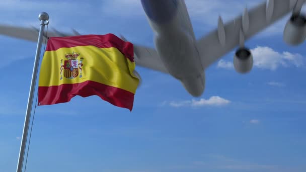 Avión comercial aterrizando detrás ondeando bandera española. Viajar a España animación conceptual — Vídeos de Stock