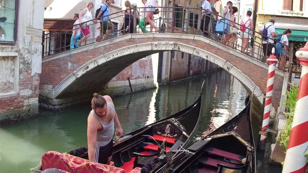 VENISE, ITALIE - 8 AOÛT 2017. Gondoles vénitiennes ancrées dans un endroit toriste — Photo