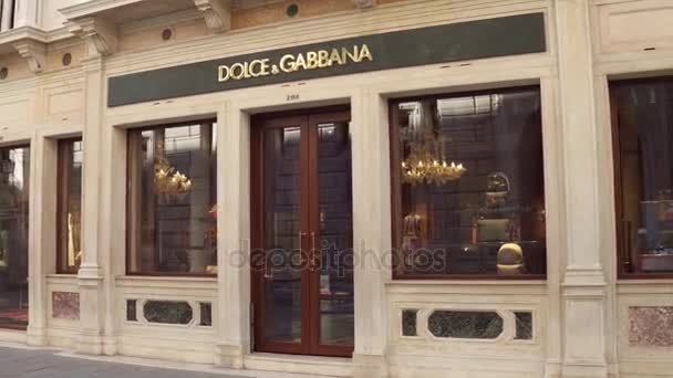 Venice, Olaszország - augusztus 8-án, 2017. Luxus Dolce és Gabbana és Cucci divat üzletek, ősi épületben — Stock videók