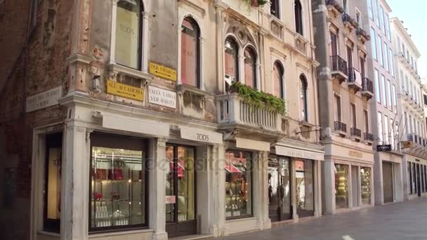 VENECIA, ITALIA - 8 de agosto de 2017. Tiendas de moda de lujo ubicadas en edificios antiguos — Vídeos de Stock