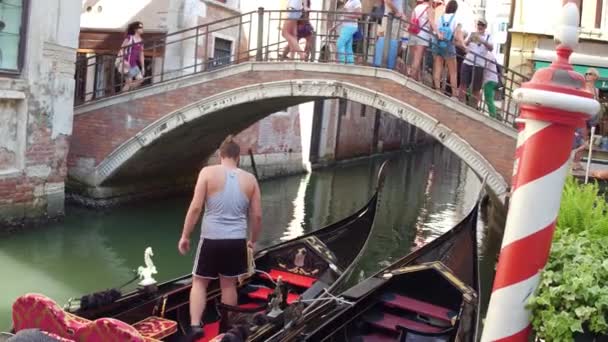 Βενετία, Ιταλία - 8 Αυγούστου 2017. Αγκυροβολημένο ενετικό γόνδολες σε ένα μέρος torist — Αρχείο Βίντεο