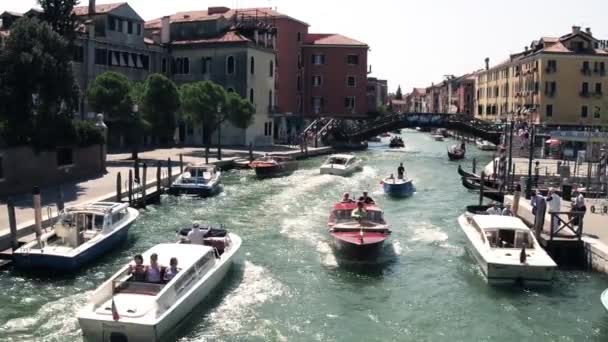 VENICE, ITALY - AUGUST 8, 2017. Water traffic on Venetian canal — Stock Video