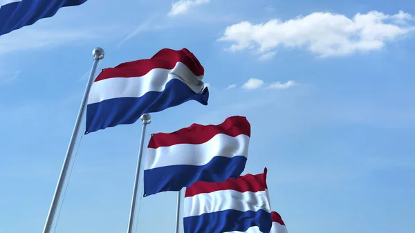 Fila de bandeiras acenando dos Países Baixos agaist céu azul, 3D renderização — Fotografia de Stock