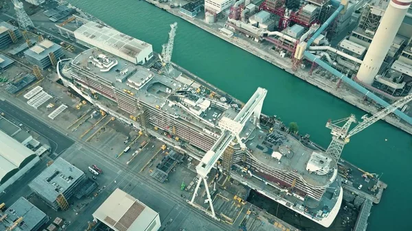 Κεραία βολή της σύγχρονης υψηλής τεχνολογίας κρουαζιερόπλοιο υπό κατασκευή στο ναυπηγείο του — Φωτογραφία Αρχείου