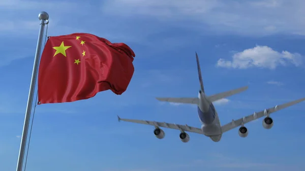 Verkehrsflugzeug landet hinter schwenkender chinesischer Flagge. Reise nach China konzeptionelles 3D-Rendering — Stockfoto