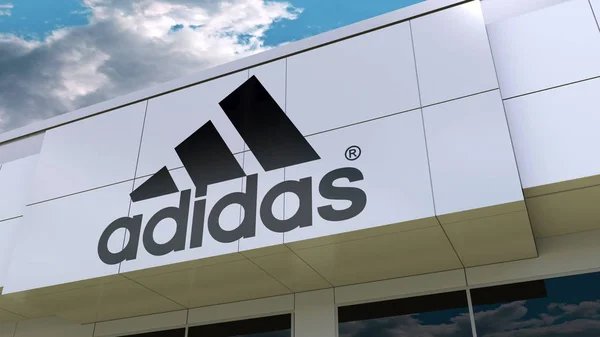 Inscripción y logotipo de Adidas en la moderna fachada del edificio. Representación Editorial 3D — Foto de Stock