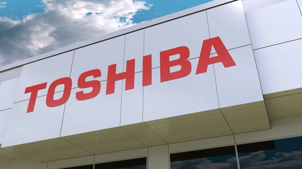 Logo Toshiba Corporation sur la façade moderne du bâtiment. Editorial rendu 3D — Photo