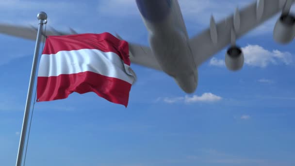 Avião comercial aterrissando atrás da bandeira austríaca — Vídeo de Stock