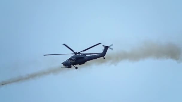 REGIÓN DE MOSCÚ, RUSIA - 25 de agosto de 2017. Disparo en cámara lenta del helicóptero de ataque Mil Mi-28 Havoc de la Fuerza Aérea Rusa lanzando misiles aire-tierra — Vídeo de stock