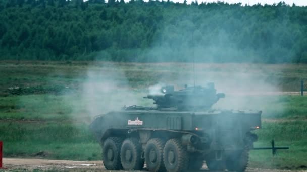 モスクワ地域、ロシア連邦 - 2017 年 8 月 25 日。スーパー スロー モーション ショット撮影ロシアの装甲人員運搬車 Bumerang — ストック動画