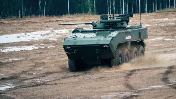 モスクワ地域、ロシア連邦 - 2017 年 8 月 25 日。移動ロシア装甲人員運搬車 Bumerang のスローモーション撮影 — ストック動画
