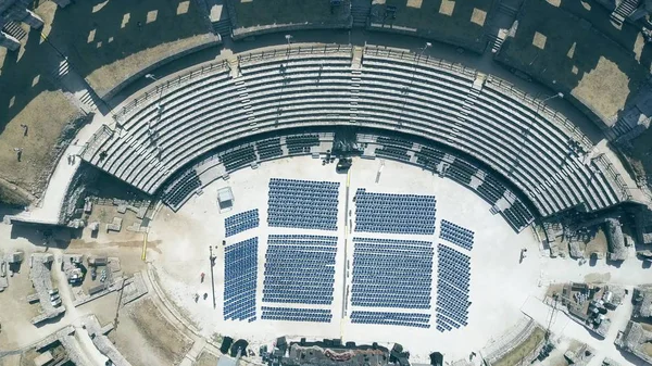 Vista aérea para baixo do palco e assentos no famoso anfiteatro romano antigo em Pula, Croácia — Fotografia de Stock