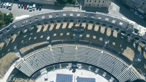 Toneel- en zetels in de beroemde oude Romeinse amfitheater in Pula — Stockvideo