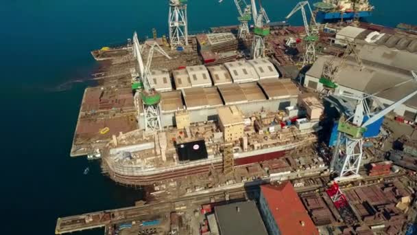 Πούλα, Κροατία - 4 Αυγούστου 2017. Αεροφωτογραφία του Jdn πλοίο υπό κατασκευή στο ναυπηγείο του — Αρχείο Βίντεο