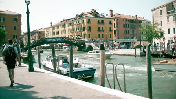 Venice, Italië - 8 augustus 2017. Steadicam wandeling langs het Venetiaans kanaal en voetgangers embankment — Stockvideo