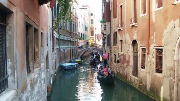 Venedig, Italien - 8. August 2017. touristen fahren auf berühmten venezianischen gondeln — Stockvideo