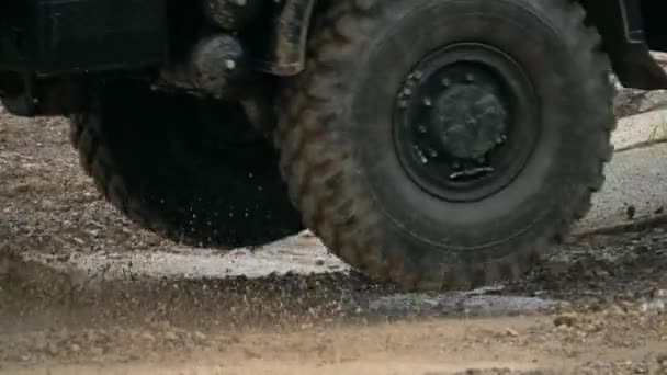 Zeitlupenaufnahme von sich drehenden Rädern eines russischen Militärlastwagens — Stockvideo