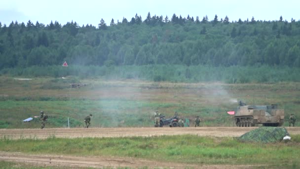 Langsom bevægelse video af russiske specialstyrker skydning og evakuering i pansrede personale luftfartsselskab – Stock-video