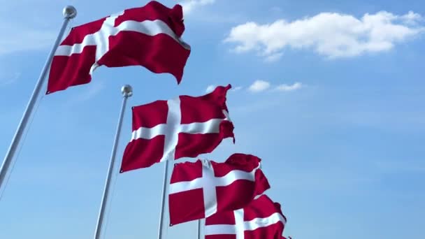 Rij van wapperende vlaggen van Denemarken tegen blauwe hemel, naadloze loops — Stockvideo