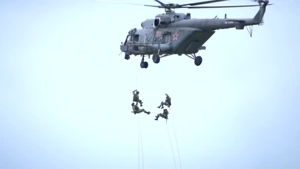 MOSCOW REGION, RÚSSIA - 25 de agosto de 2017. Filmagem em câmera lenta de oficiais da força especial russa desembarcando do helicóptero militar Mil Mi-8 — Vídeo de Stock
