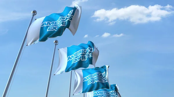 Bandiere sventolanti con logo American Express contro il cielo, rendering editoriale 3D — Foto Stock