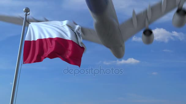 Aerei commerciali che atterrano dietro la bandiera polacca sventolante — Video Stock