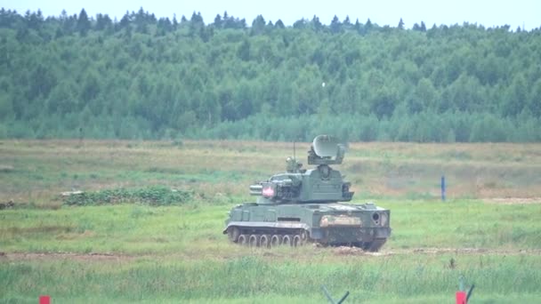 MOSCOW REGION, RUSSIA - AUGUST 25, 2017. Slow motion shot of moving Russian self-propelled anti-aircraft weapon 2K22 Tunguska getting obscured by smoke — Stock Video