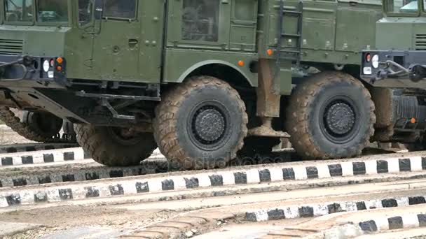 慢动作特写镜头移动俄罗斯军用车辆 — 图库视频影像