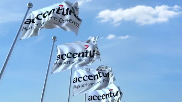 Ondeando banderas con el logotipo de Accenture contra el cielo, lazo sin costuras. Animación editorial 4K — Vídeos de Stock