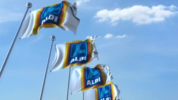 Bandiere sventolanti con logo Aldi contro il cielo, anello senza cuciture. Animazione editoriale 4K — Video Stock