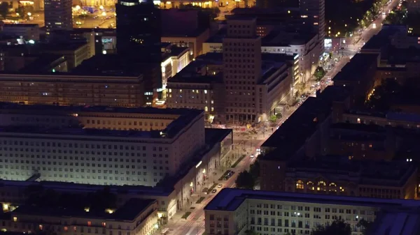 Foto aérea nocturna de un tráfico urbano moderno — Foto de Stock