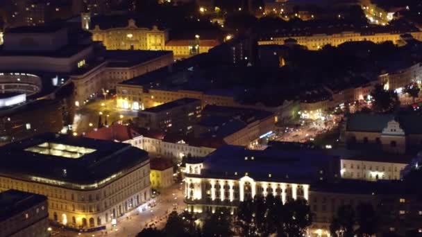 WARSAW, POLONIA - 26 de agosto de 2017. Vista aérea nocturna de la calle Podwale y el casco antiguo — Vídeos de Stock