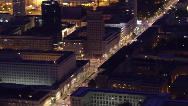 Légi éjszaka szemcsésedik-ból egy modern város utcai forgalom — Stock videók