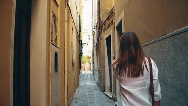 Venedig, Italien - 8 augusti 2017. Ung kvinna promenader längs smala gågata nära Burberry modebutik — Stockvideo