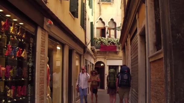 VENICE, ITALY - AUGUST 8, 2017. Narrow pedestrian street in a tourist place — Stock Video